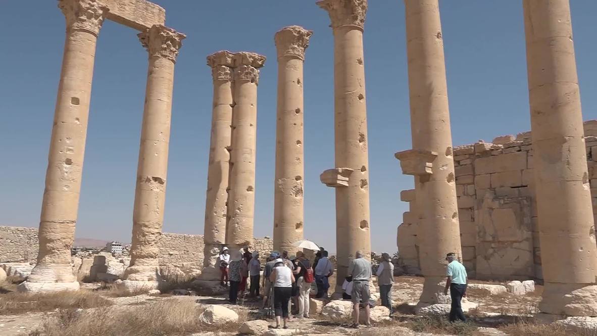 Siria: Turistas extranjeros visitan Palmira después de que el Gobierno la declare segura