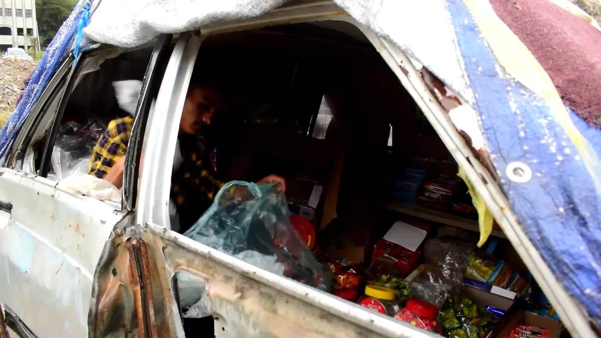 مشروع مبتكر في اليمن.. عائلة تحول سيارتها المدمرة إلى متجر صغير