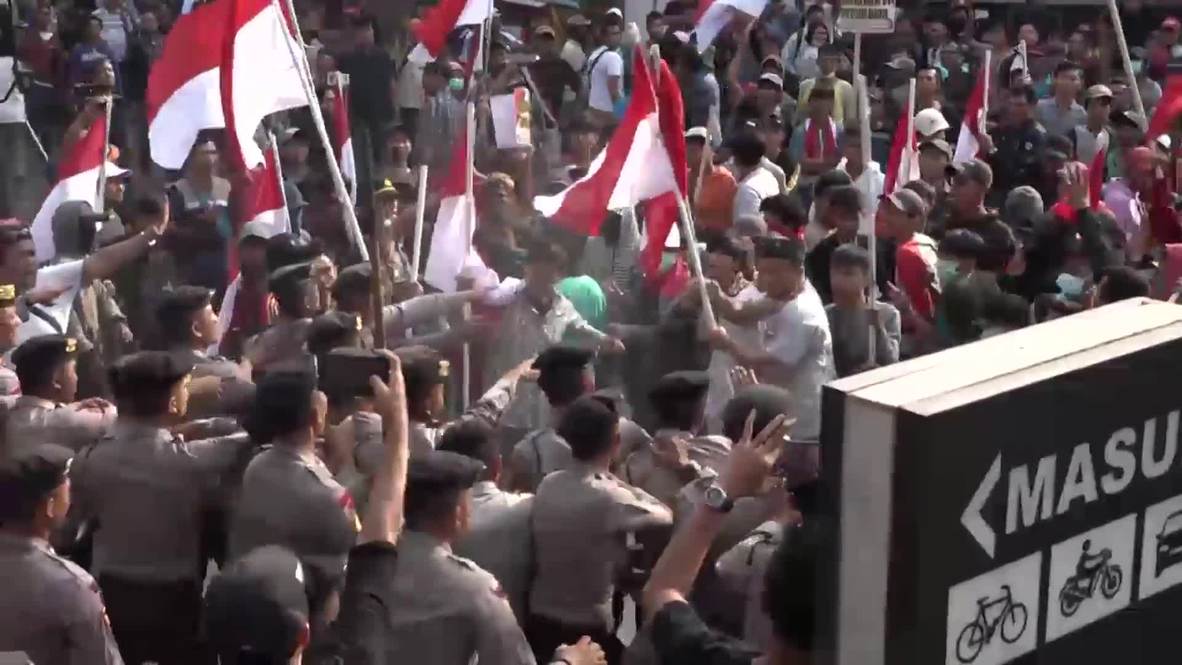 Indonesia: Clashes as protesters condemn law limiting anti-corruption commission