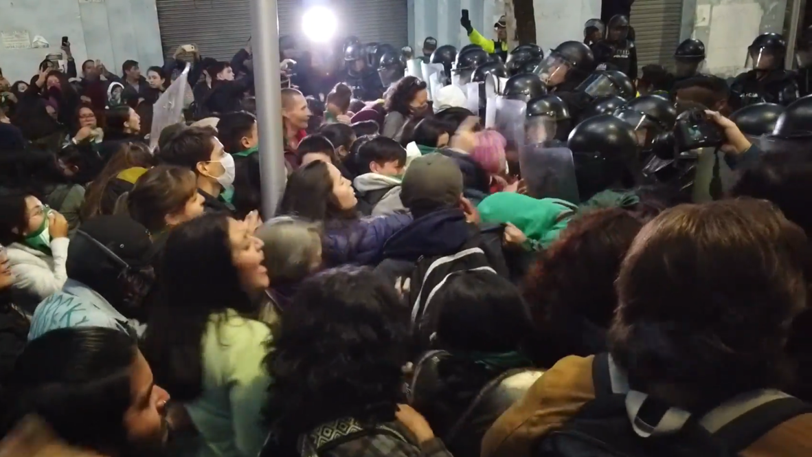 Ecuador: Enfrentamientos durante una protesta por la votación contra la despenalización del aborto