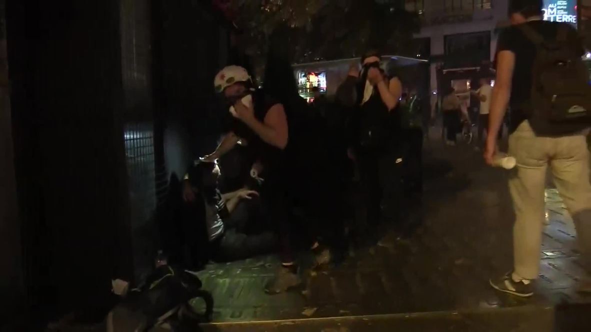 Francia: Policía usa gases lacrimógenos para despejar París de manifestaciones
