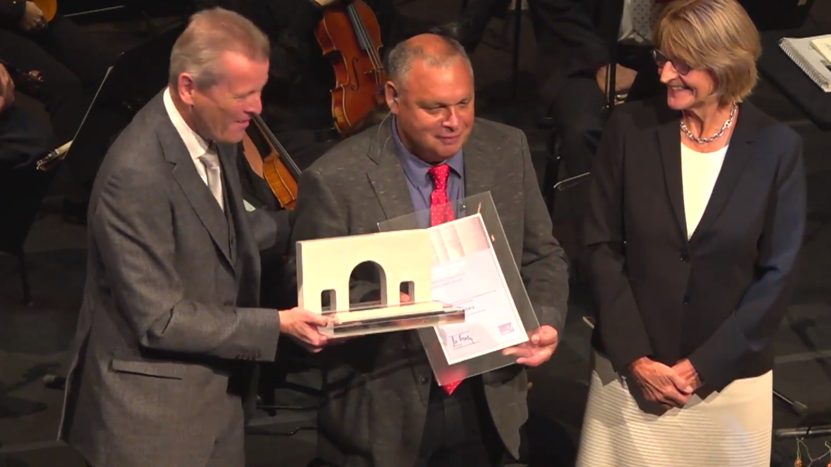 Alemania: Chileno Rodrigo Mundaca recibe Premio de DD.HH. de Nuremberg por su defensa del agua