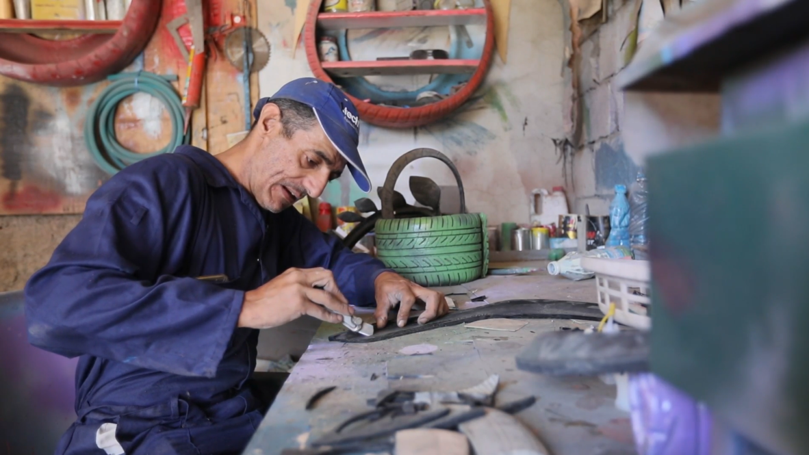 Yemen: Sanaa artist upcycles old tires into art amid conflict