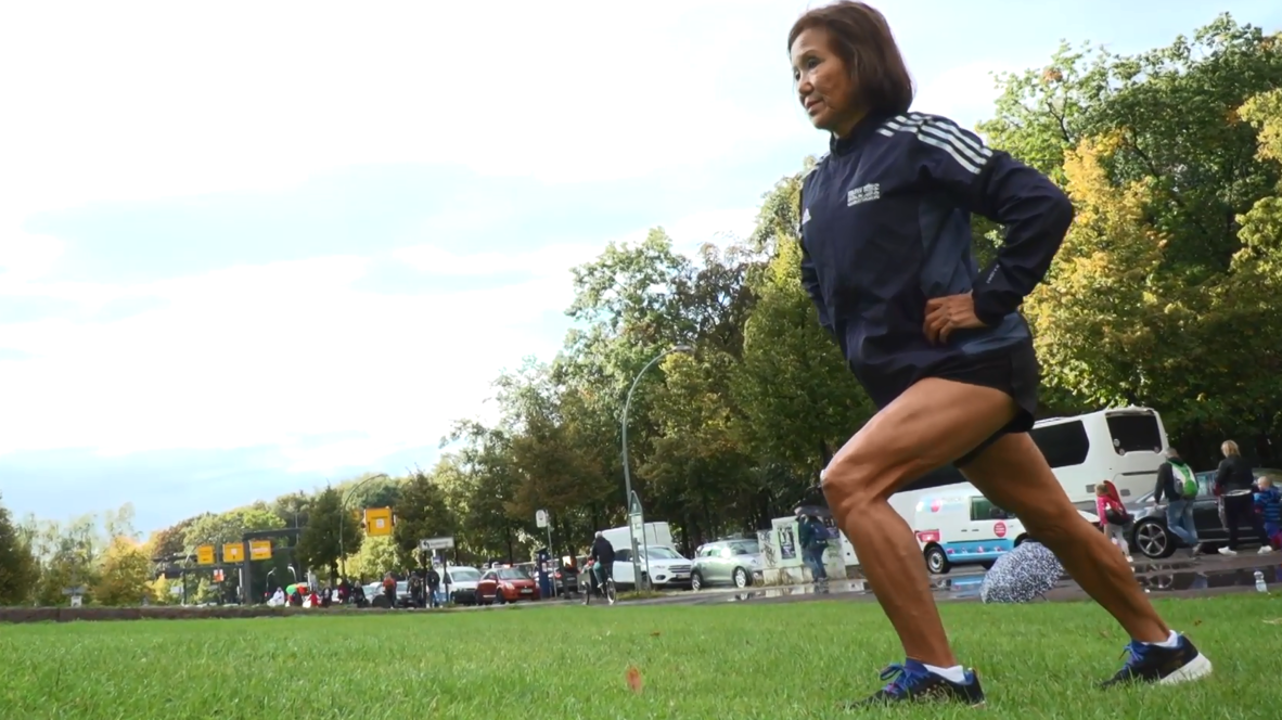 Una corredora de 71 años se prepara para batir su propio récord en la maratón de Berlín