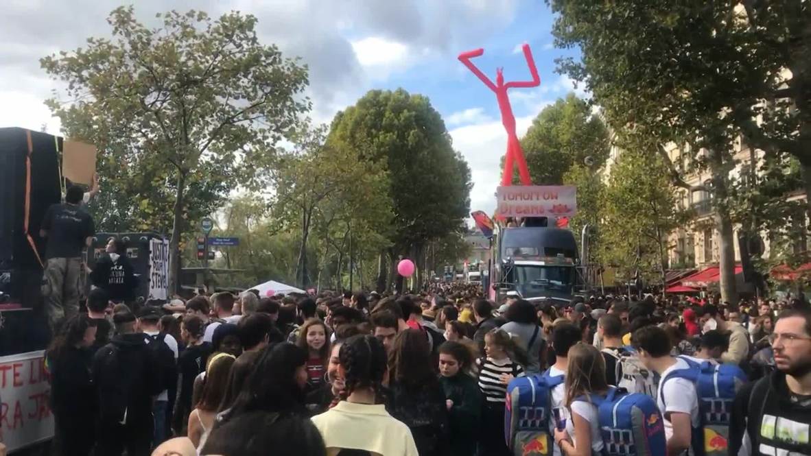 France: Techno parade dedicated to youth who drowned after police raid