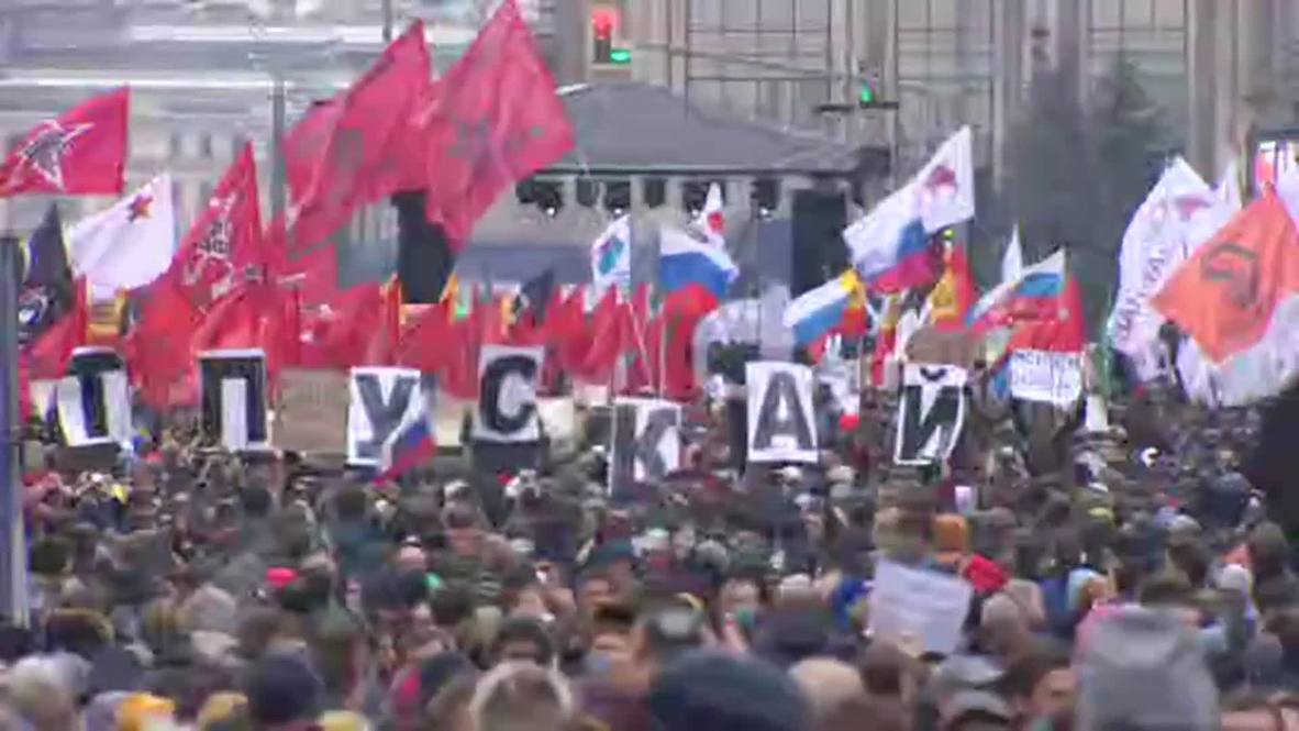 Россия: Тысячи вышли на согласованный митинг в поддержку политзаключенных на проспекте Сахарова в Москве