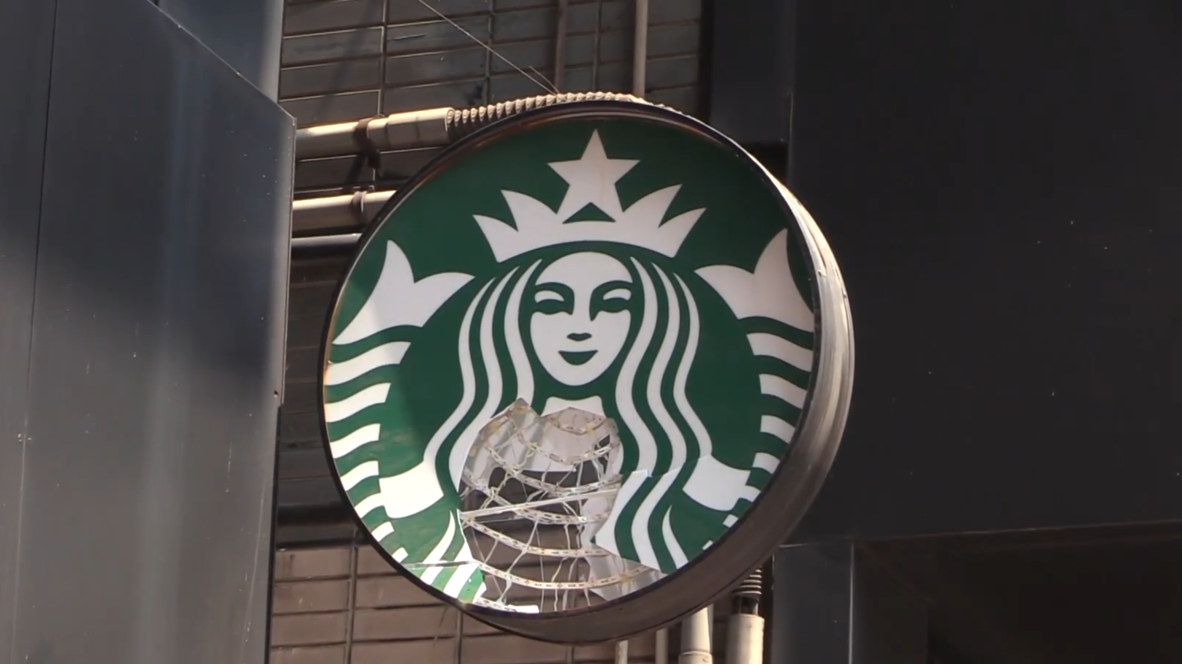 Гонконг: Сеть кофеен Starbucks стала мишенью для протестующих