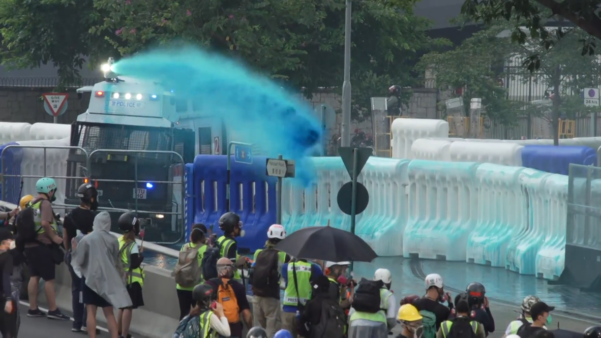 Hong Kong: Manifestantes se enfrentan con cañones de agua azul durante el Día Nacional de China