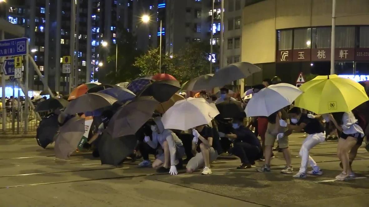 Hong Kong: Manifestantes piden justicia para joven herido durante protestas y se enfrentan a la policía