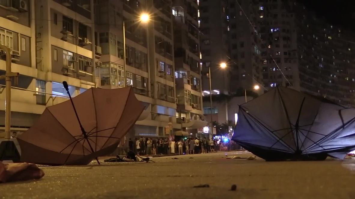 Hong Kong: Protesters clean up streets after clashes with police