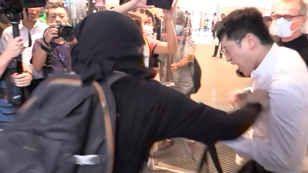 Hong Kong: Masked protester punches Beijing supporter in face