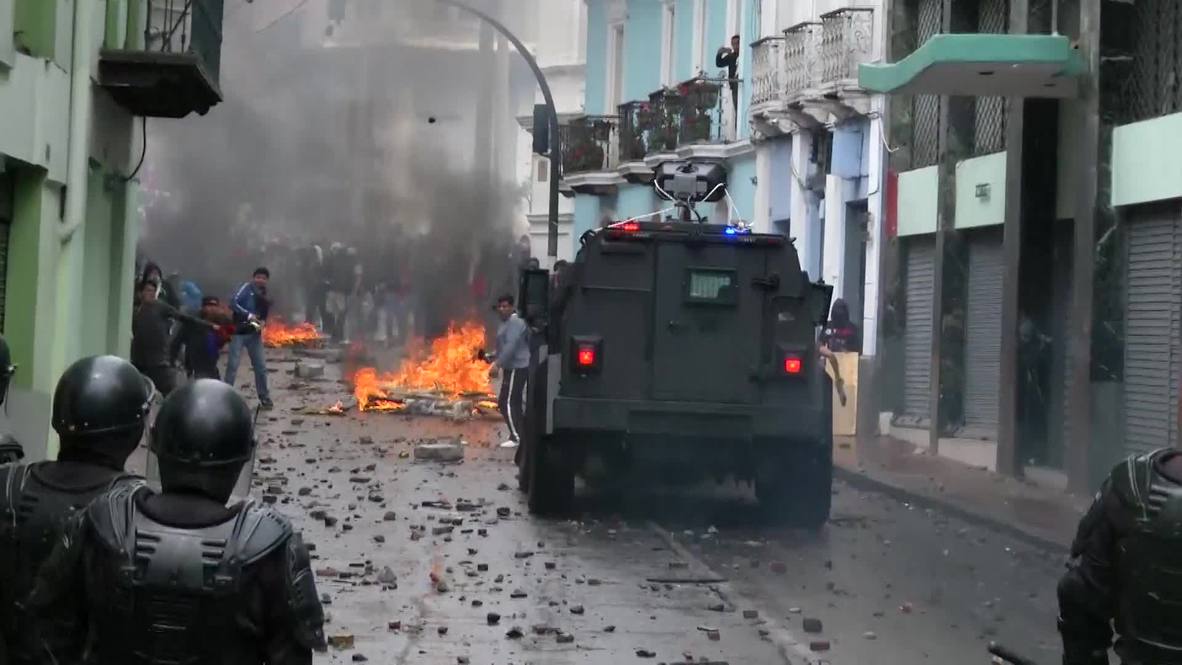 Ecuador: Riot police fire tear gas at protesters in Quito | Video Ruptly