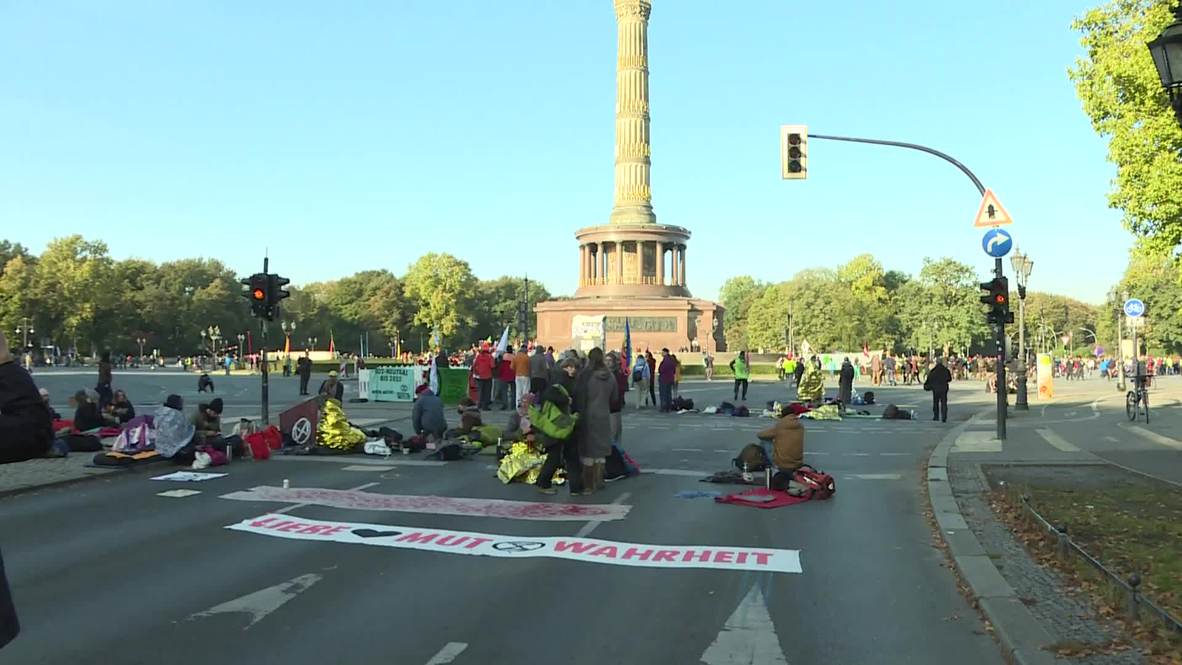 Germany: Extinction Rebellion protesters block roads in Berlin