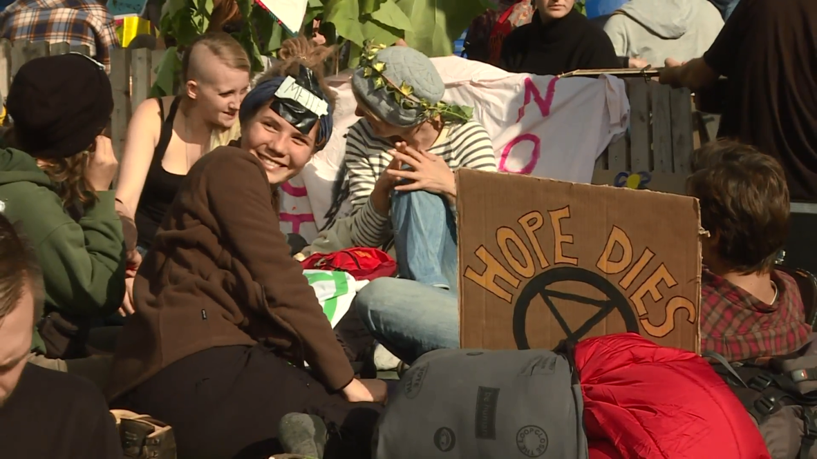 Germany: Extinction Rebellion protesters block central Berlin intersection