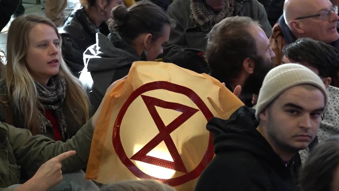 UK: Extinction Rebellion activists removed by police after London City Airport sit-in