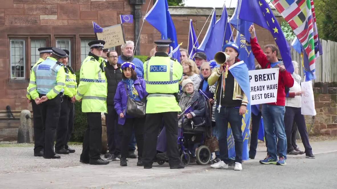 UK: 'Johnson out, UK in' - Pro-EU protests as PM and Taoiseach hold private talks