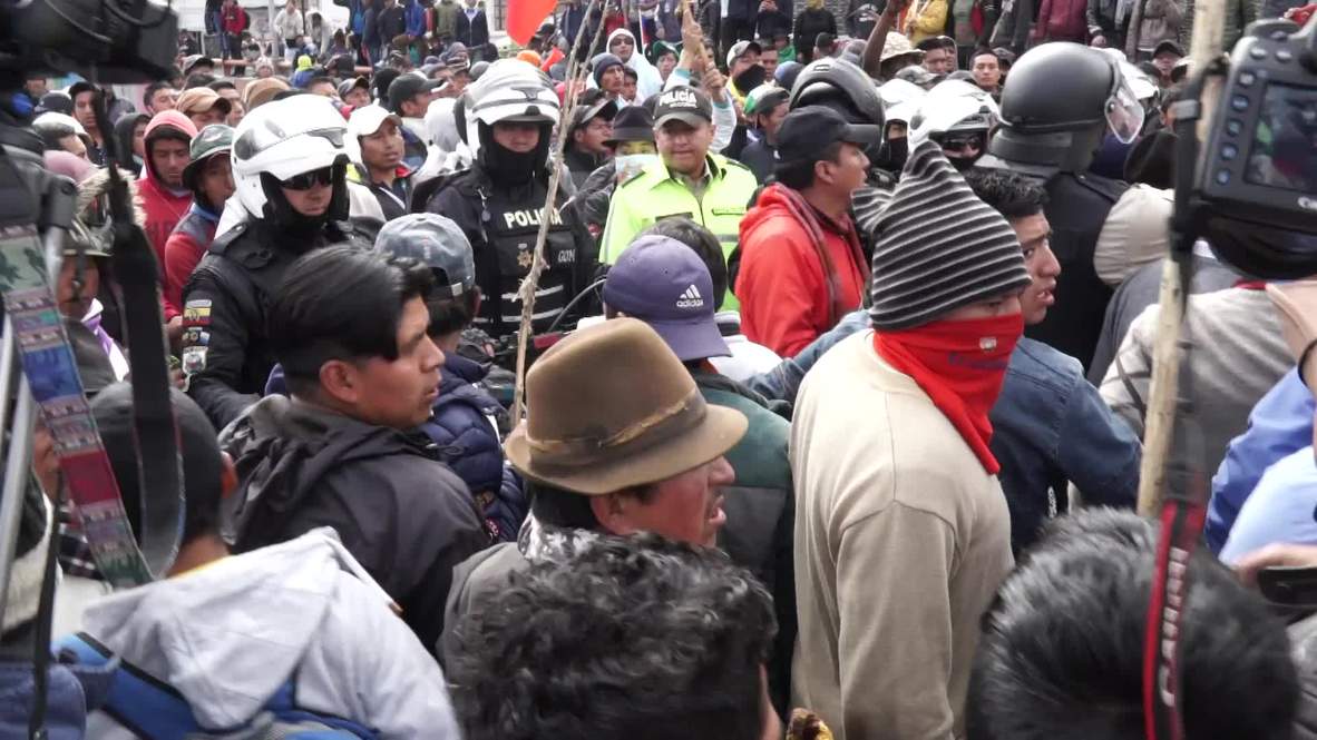 Ecuador: Manifestantes capturan y retienen a grupo de policías en medio de protestas