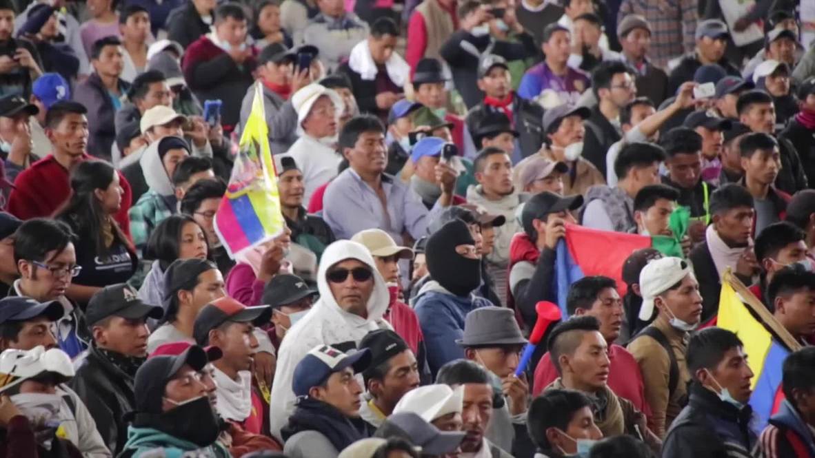 Ecuador: Indígenas que retenían a un grupo de policías celebran funeral a compañero fallecido