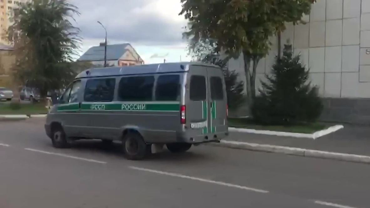 Россия: Подозреваемого в убийстве 9-летней девочки увезли из здания суда
