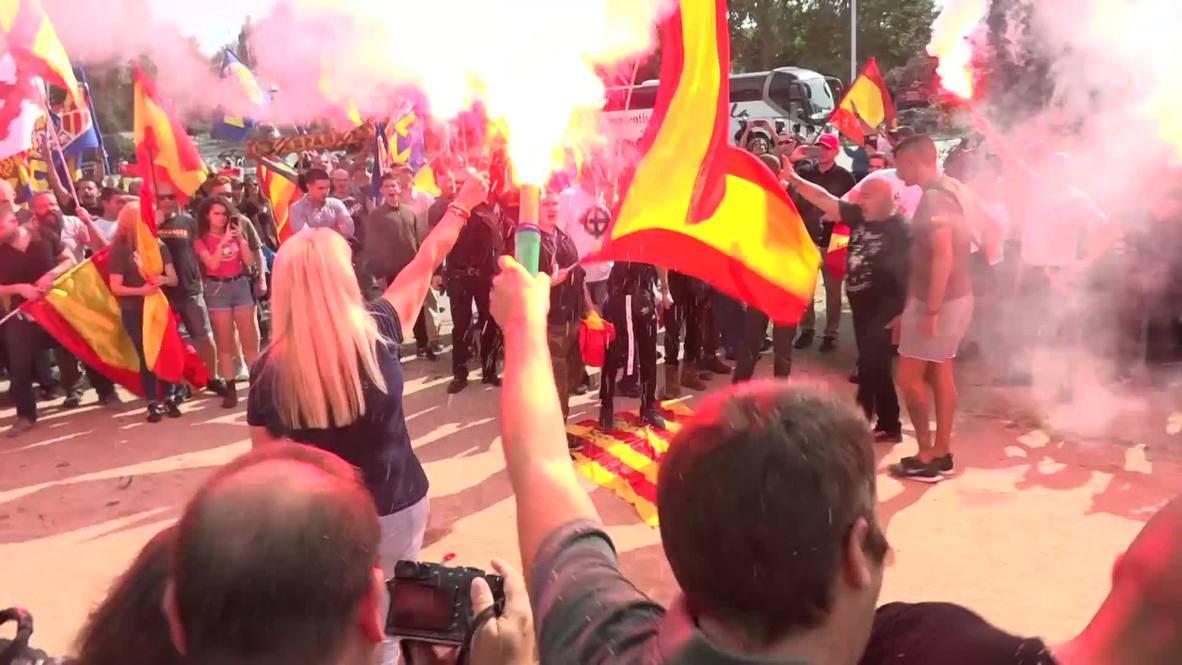 Spain: Catalan pro-independence flags burn as far-right marches for Hispanic Day in Barcelona