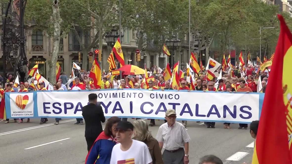 España: Miles de personas se manifiestan en favor de la unidad del país en el centro de Barcelona