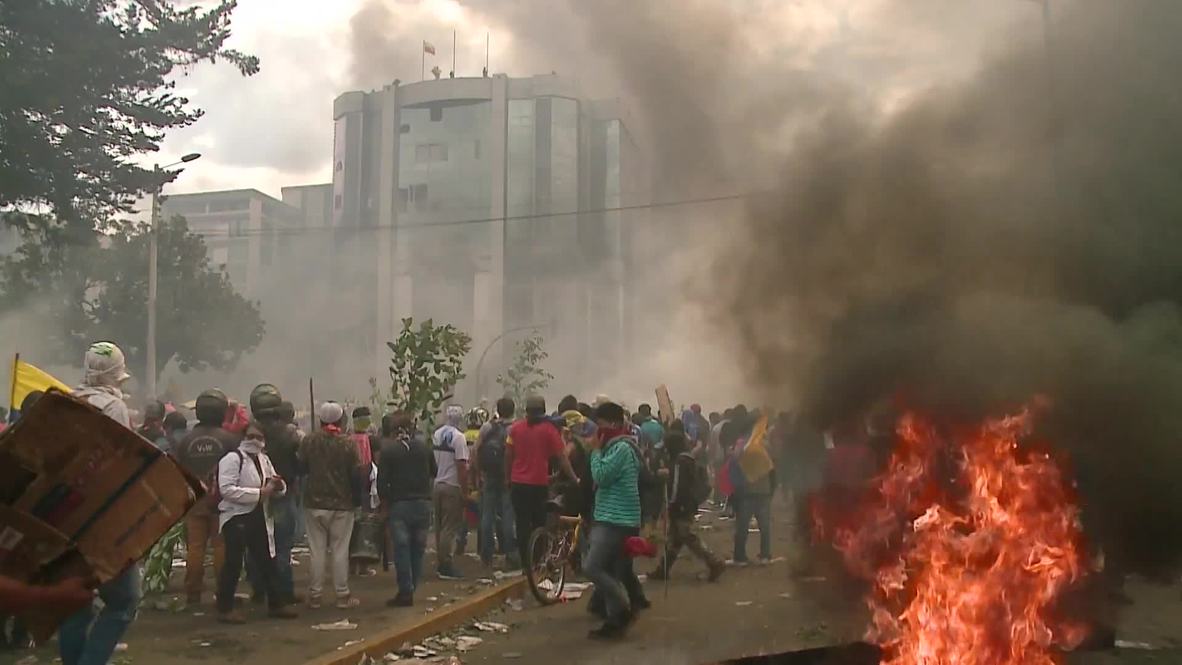 Ecuador: Quito protesters set government building on fire