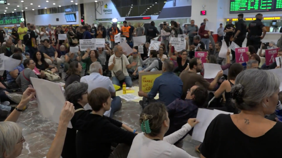 Spain: Catalan independence supporters block Barcelona's main station