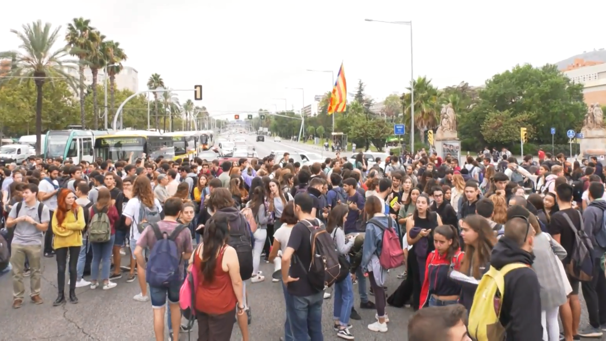 España: Cientos de estudiantes bloquean el tráfico en Barcelona tras conocer la sentencia del ‘procés’