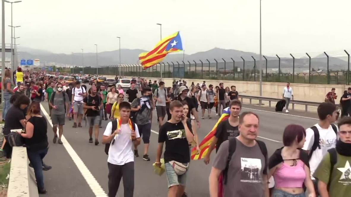 España: Cientos de manifestantes marchan hacia el aeropuerto de Barcelona