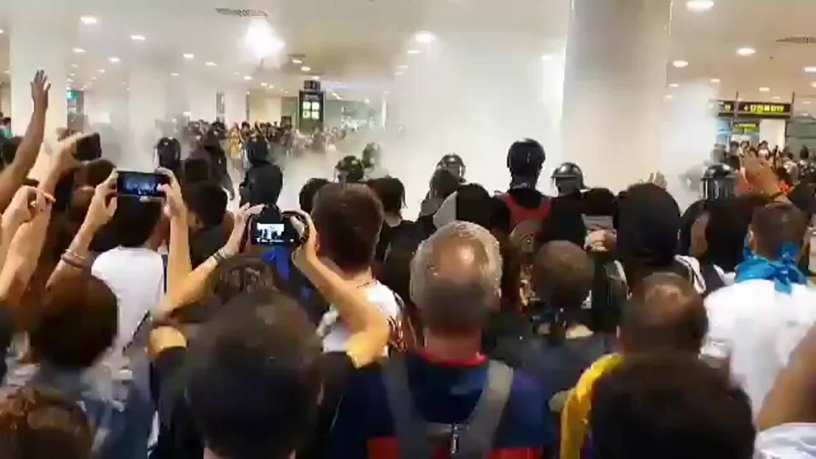 Spanish: Fire extinguisher causes chaos among Catalan protesters at Barcelona airport