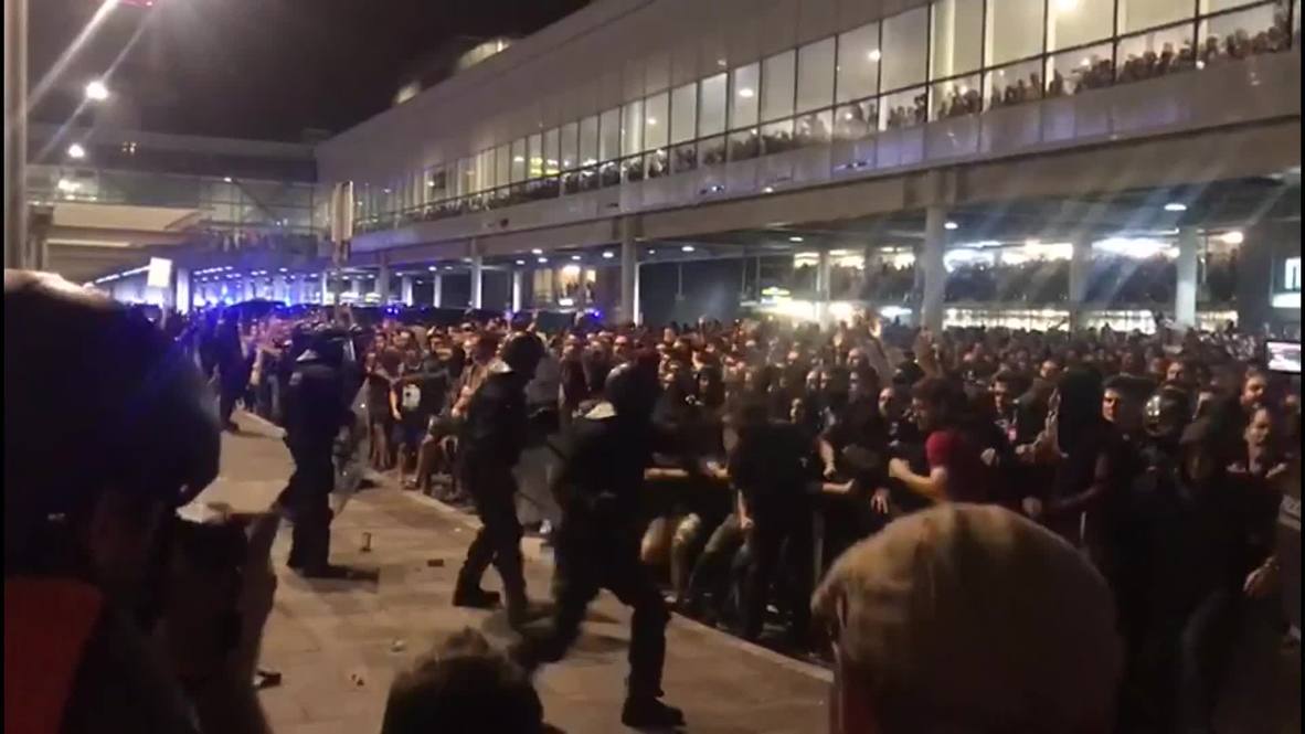 Spain: Riot police strike protesters blockading Barcelona airport