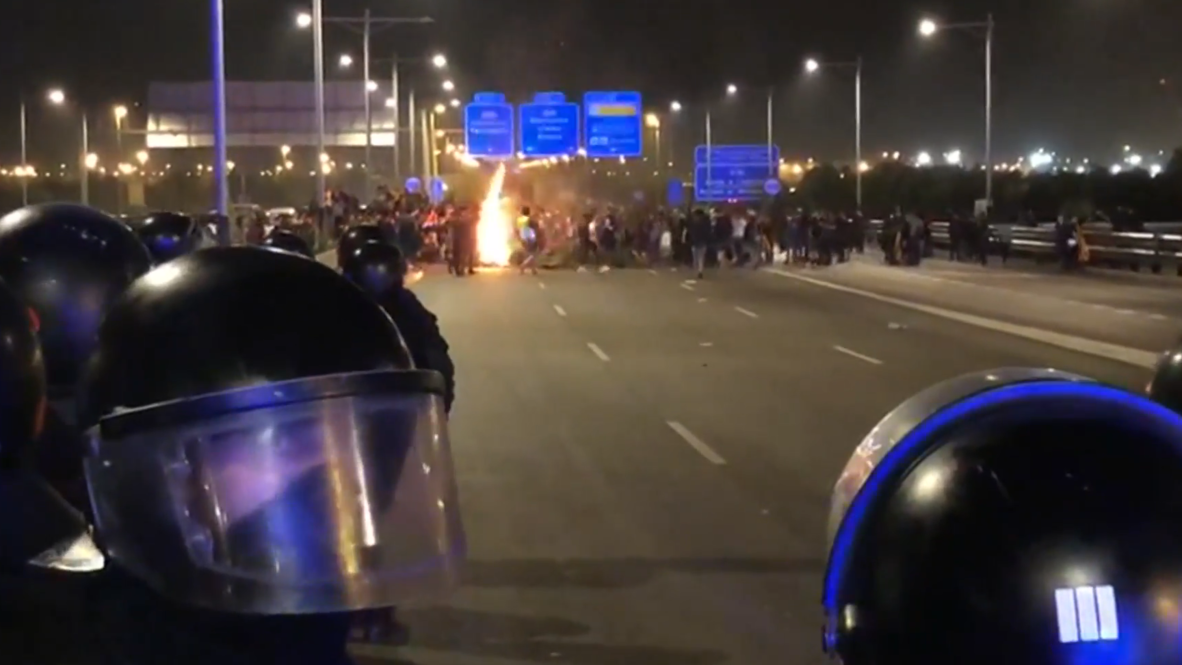 Spain: Police use batons on protesters at Barcelona airport