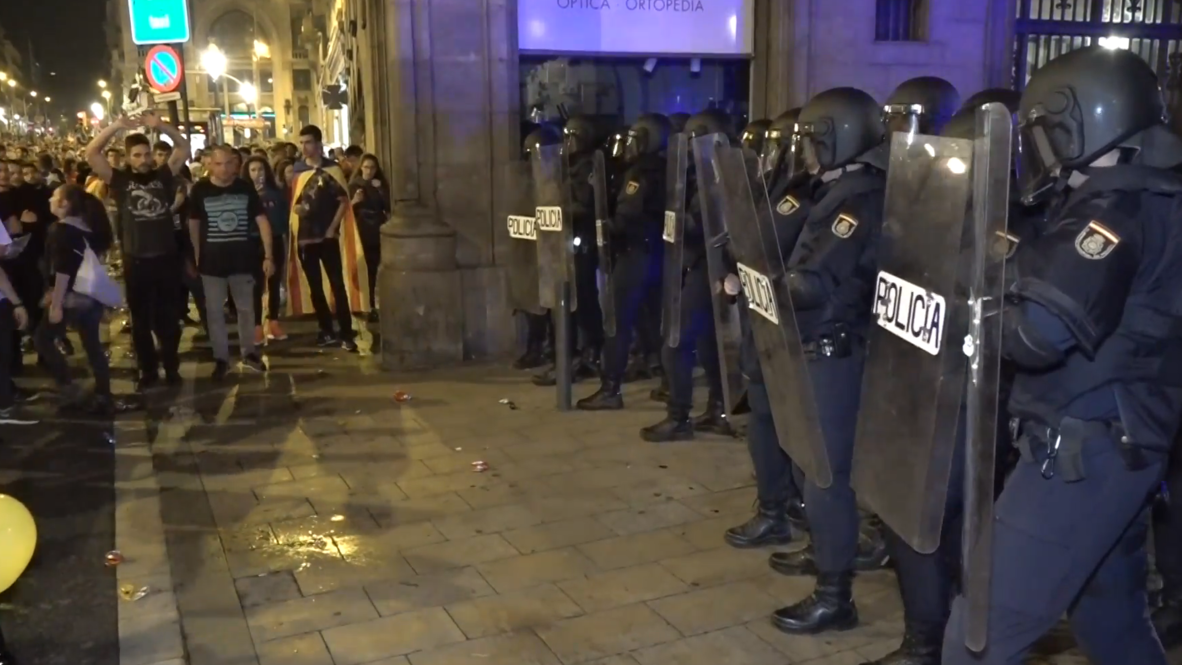 Spain: Police face massive crowds of protesters in Barcelona