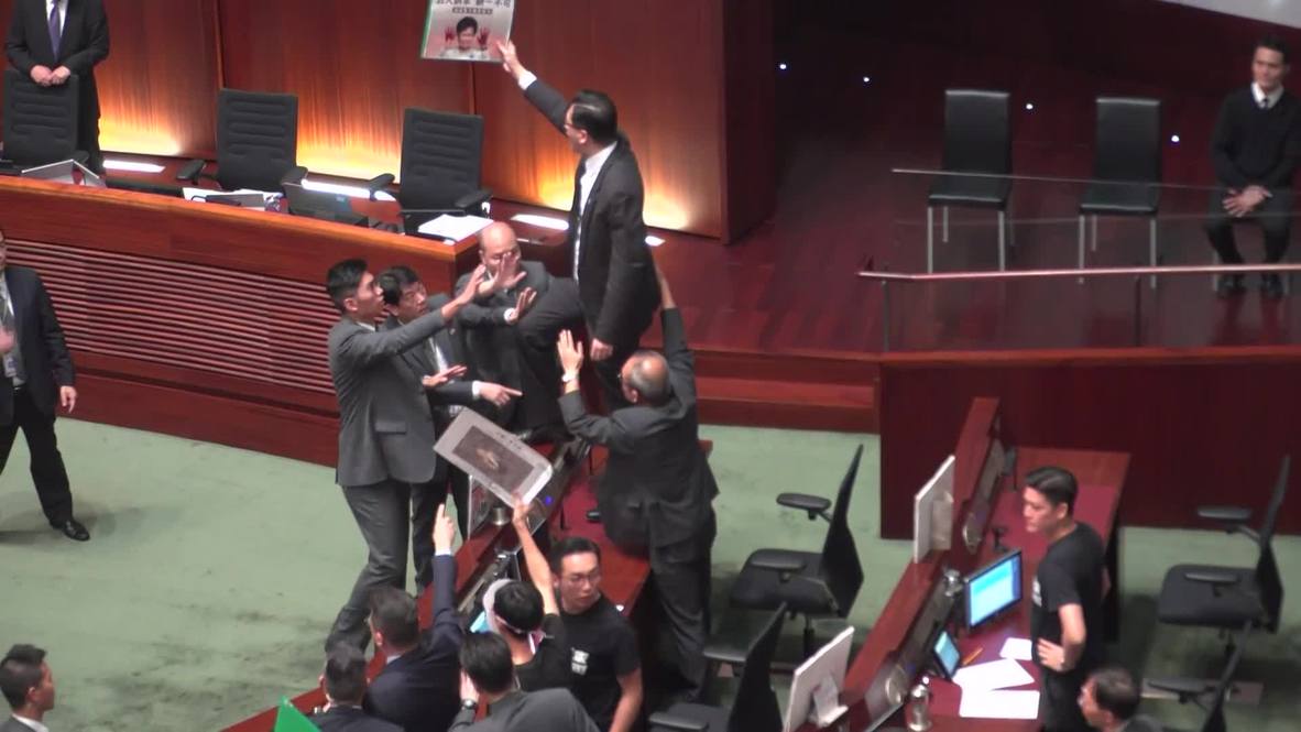 Hong Kong: Carrie Lam forzada a detener su discurso político ante los abucheos y gritos en el Legislativo