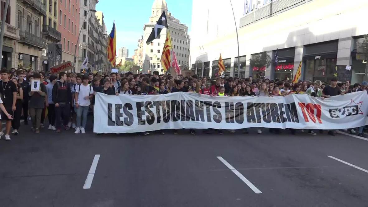 Spain: Students join massive pro-independence protest in Barcelona