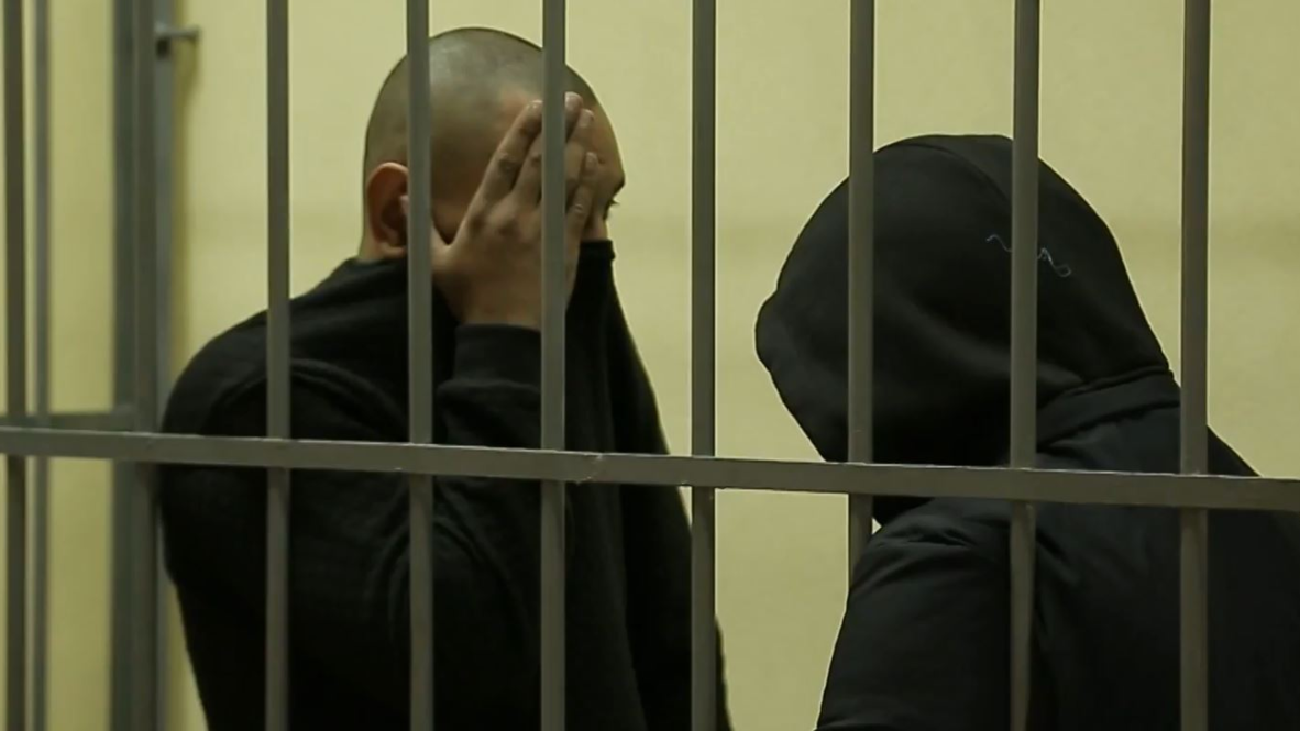 Россия: Суд Екатеринбурга арестовал обвиняемых в убийстве девушки из-за автомобиля