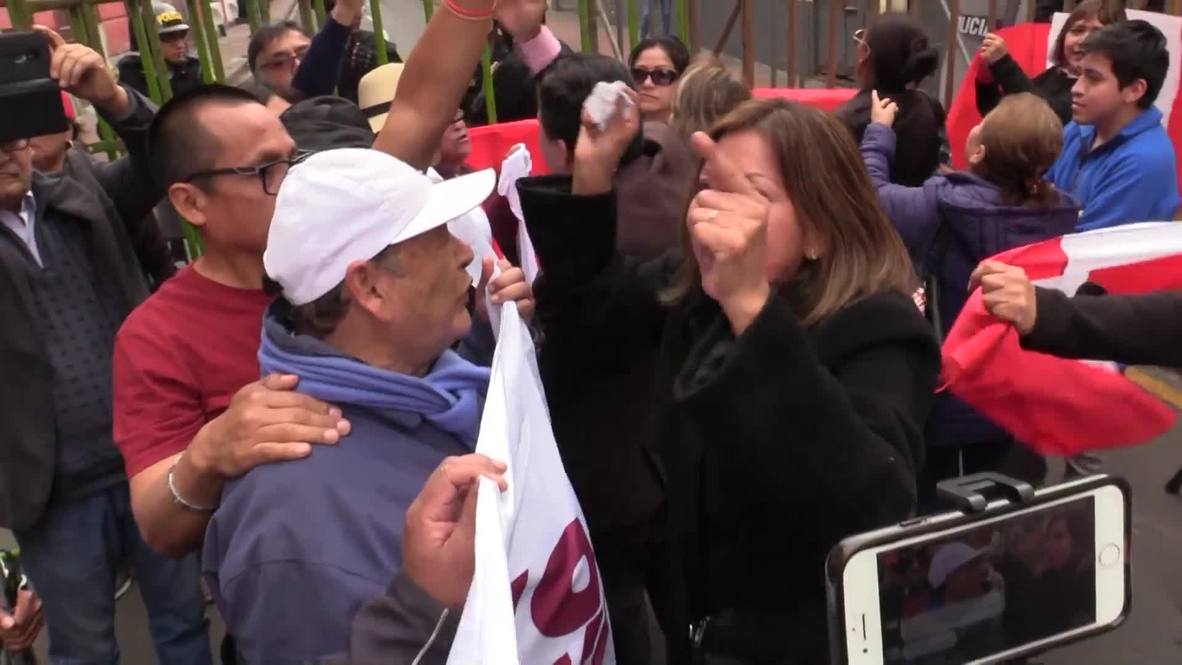 Perú: Manifestantes a favor y en contra de la disolución del Congreso se enfrentan en Lima