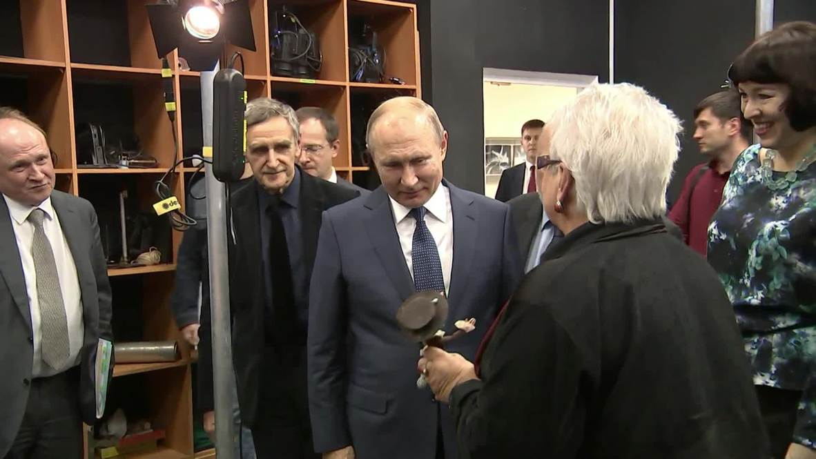 Россия: Путин поздоровался со Старухой Шапокляк во ВГИКе