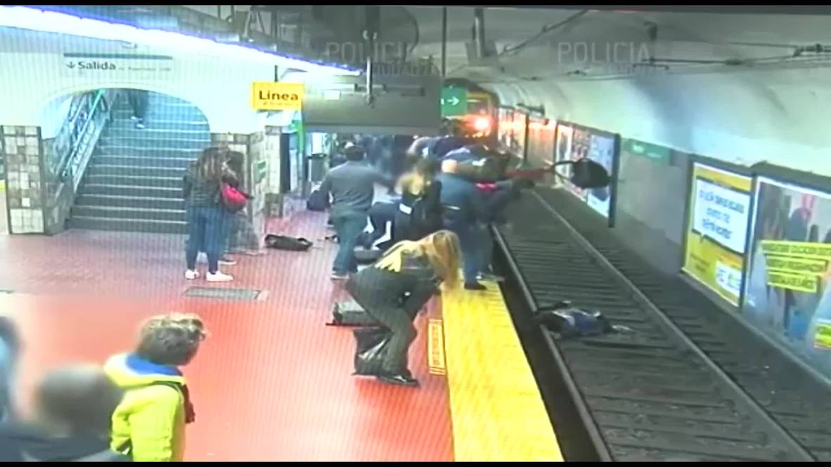 Argentina: Mujer cae a las vías del metro de Buenos Aires y escapa de la muerte de milagro