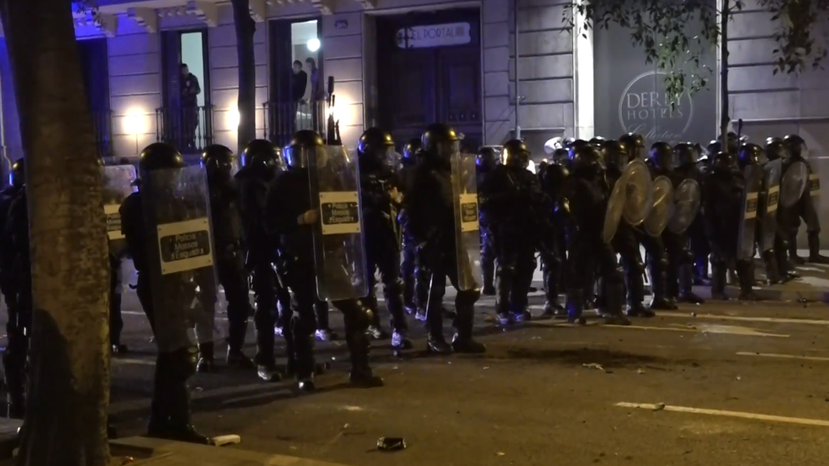 España: La policía dispersa a grupos rivales de manifestantes en Barcelona
