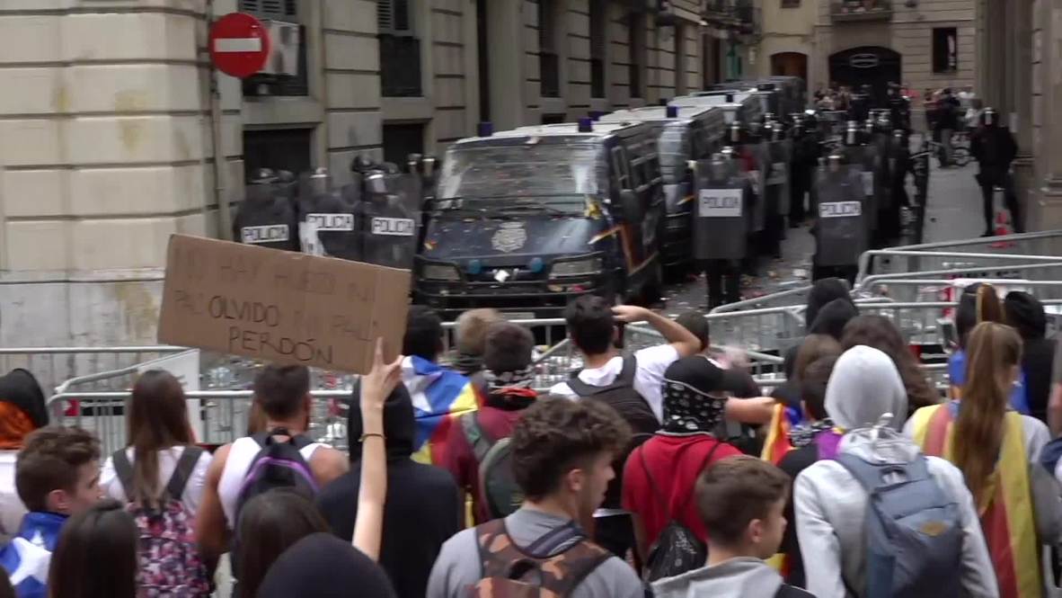Policia: Manifestantes lanzan basura a la policía en Barcelona