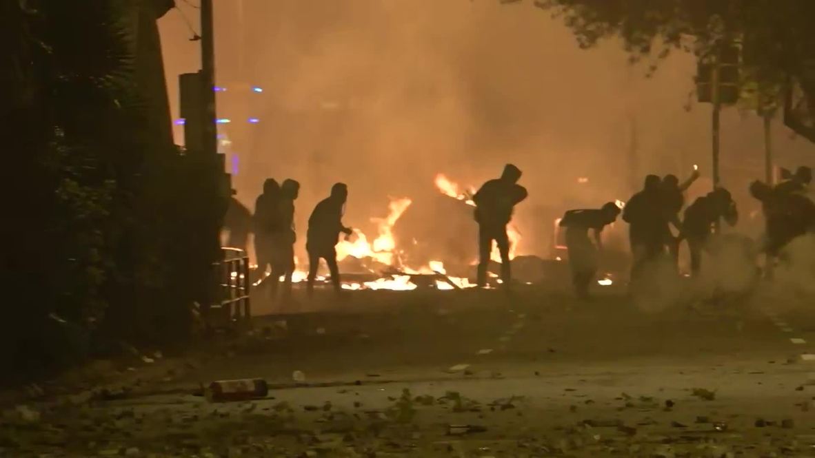 España: Manifestantes se enfrentan a la policía mientras las calles son afectadas por el fuego