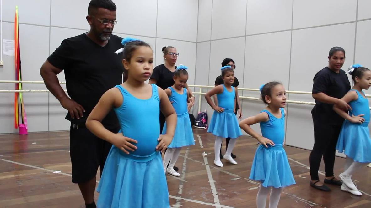 Brasil: Un rudo albañil desafía los estereotipos para bailar ballet