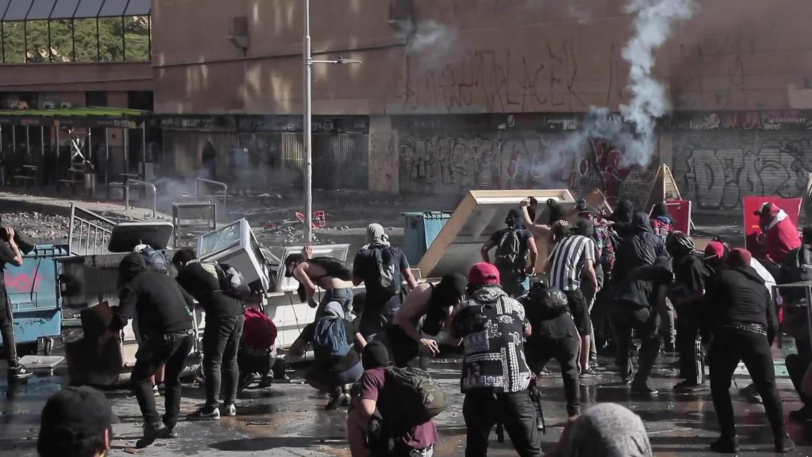 Chile: Santiago turns into battlefield as deadly protests rock capital