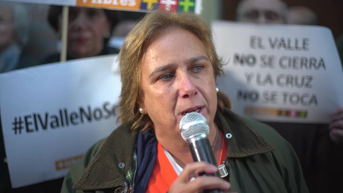 España: Decenas de personas se manifiestan contra la exhumación de Franco frente a la sede del PSOE