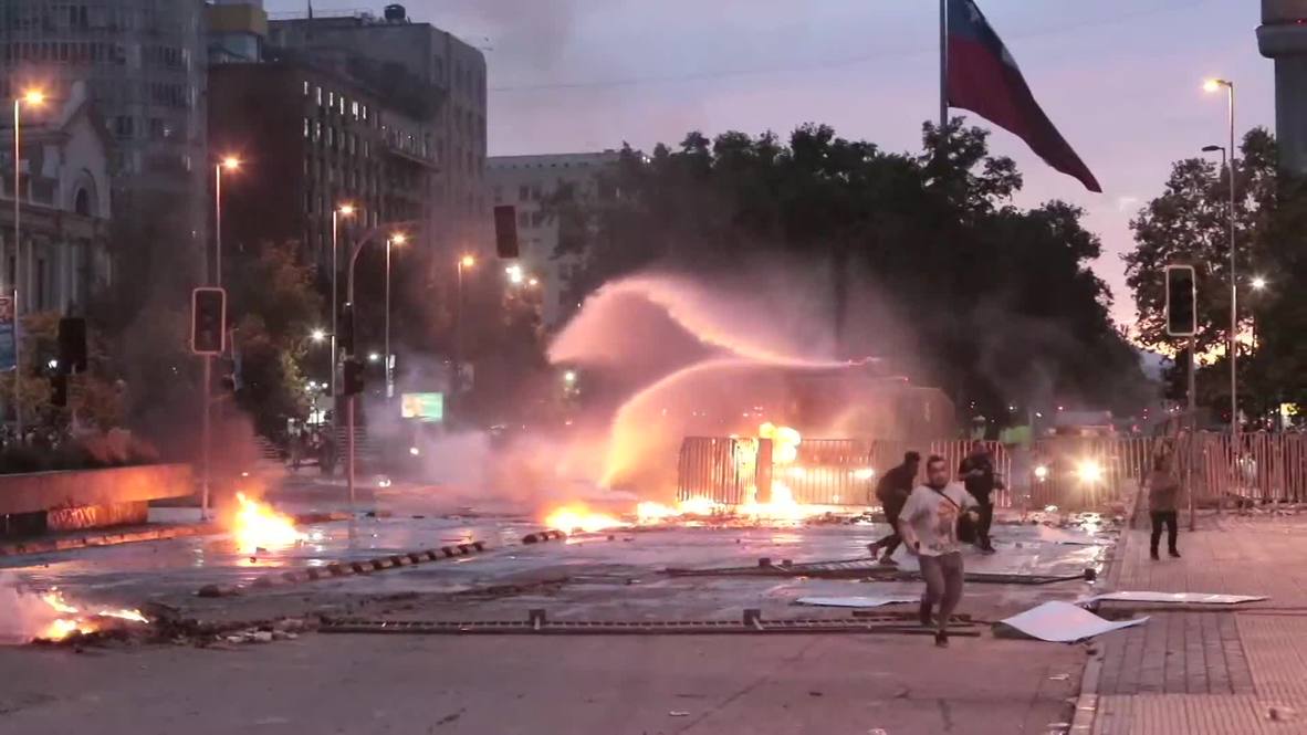 Chile: Chaos on the streets of Santiago as protests enter 8th day
