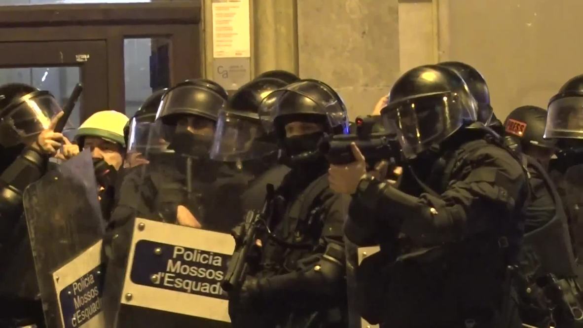 España: Mossos cargan contra manifestantes frente a la Jefatura Superior de Policía en Barcelona