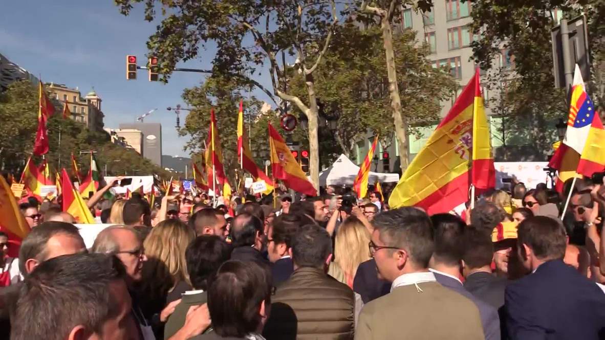 España: Manifestantes se congregan en Barcelona en contra de la independencia de Cataluña