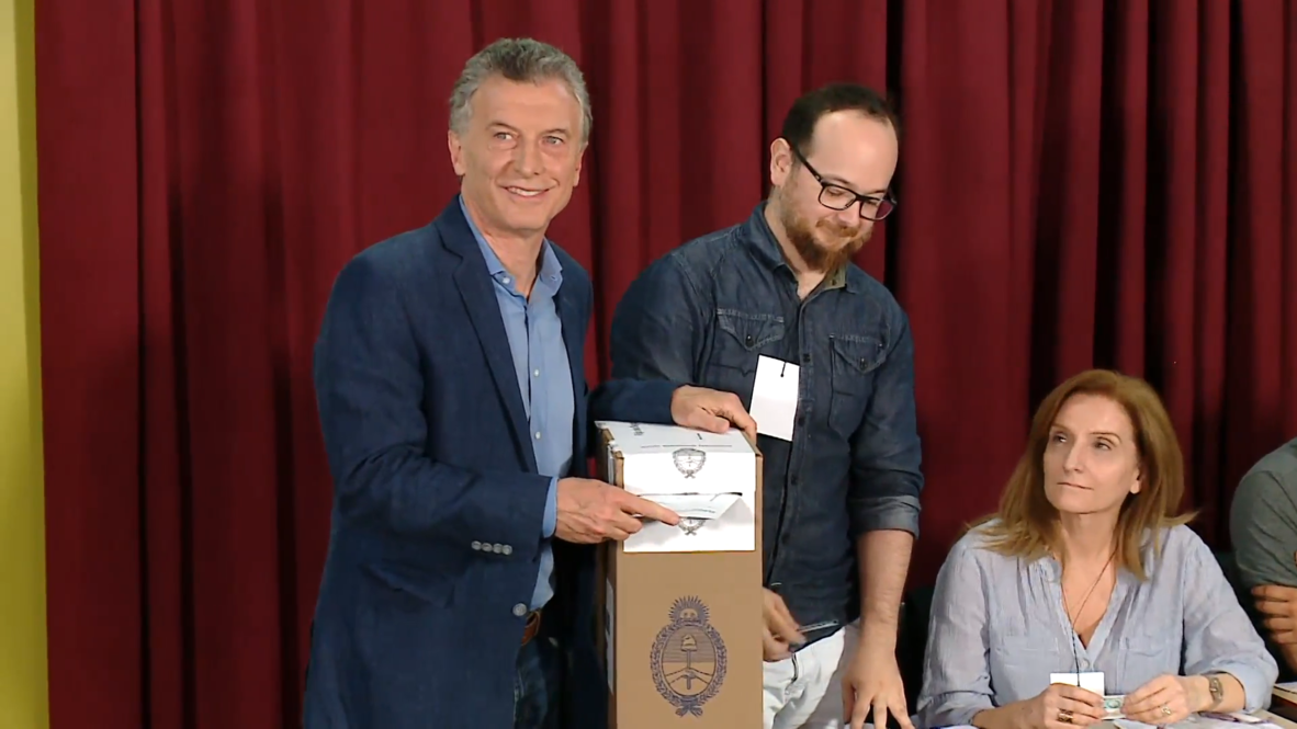Argentina: Macri llega a votar en las elecciones generales en las que se juega la presidencia