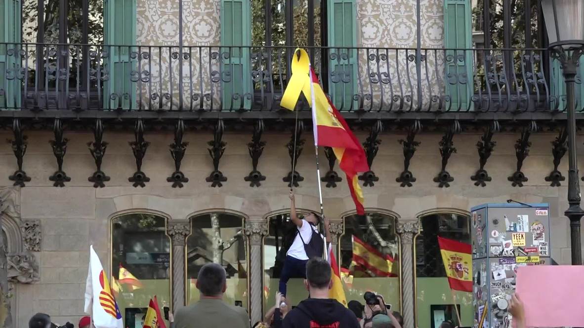 Spain: Ruptly stringer’s camera blocked as nationalists take down Catalan independence symbol